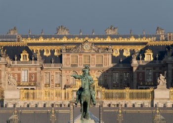 Tour of Versailles: Walk through the corridors of history and enjoy the splendor and glory of the royal family