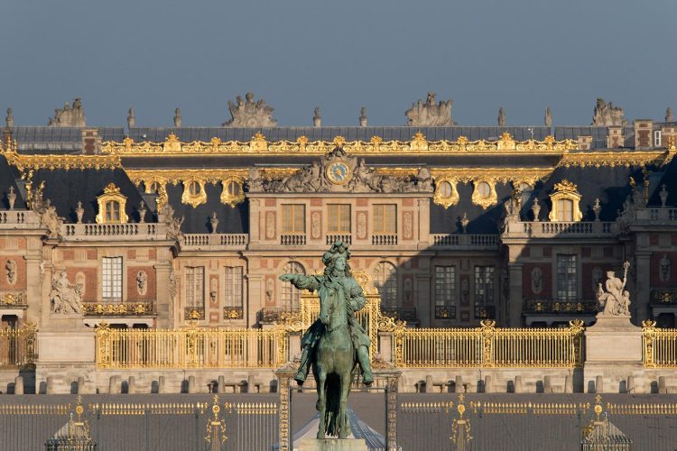 Tour of Versailles: Walk through the corridors of history and enjoy the splendor and glory of the royal family