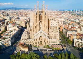 The Sagrada Familia in Barcelona: the interweaving of art and faith, the merging of history and modernity