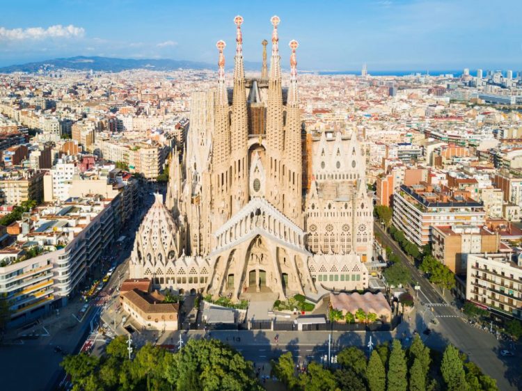 The Sagrada Familia in Barcelona: the interweaving of art and faith, the merging of history and modernity