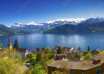 What Are the Best Travel Tips for Visiting Lake Lucerne? A Comprehensive Guide to Exploring the Heart of Switzerland