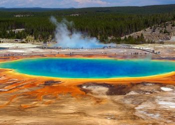 Why Is Yellowstone National Park Considered a Natural Wonderland of the World?