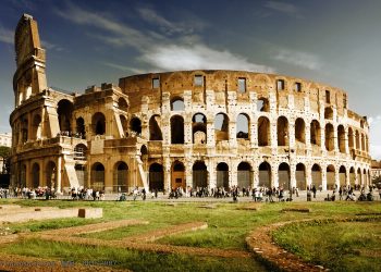 What Is the Natural Scenery Around the Colosseum and How Does It Enhance the Experience?