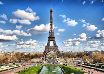 What Makes the Eiffel Tower a Must-Visit Destination in Paris?