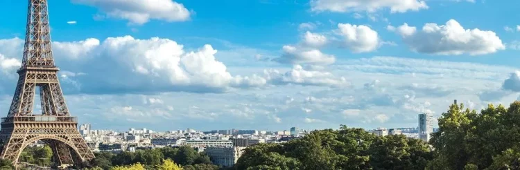 How Does the Natural Scenery Surrounding the Eiffel Tower Enhance the Visitor Experience?