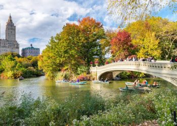 What Are the Unreplicable Elements Behind the Unique Charm of Popular Tourist Destinations?