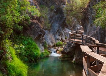 Why Is It Important to Visit Scenic Locations Off the Beaten Path? Tips for Discovering Hidden Natural Wonders and Cultural Traditions