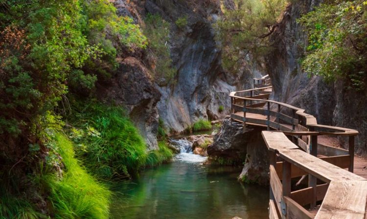 Why Is It Important to Visit Scenic Locations Off the Beaten Path? Tips for Discovering Hidden Natural Wonders and Cultural Traditions