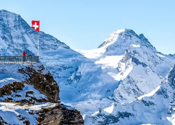 How Do Swiss Alps Blend Natural Beauty With Cultural Heritage? Exploring the Connection Between Mountain Life and Swiss Customs