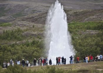 What Makes Iceland’s Natural Beauty So Captivating? Explore the Cultural Ties Between Icelandic Folklore and Its Dramatic Landscapes