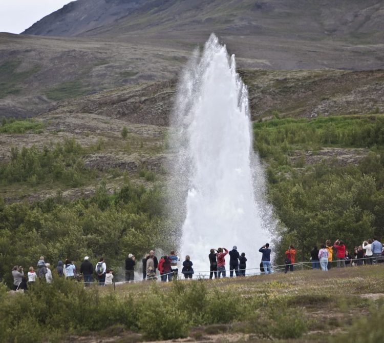 What Makes Iceland’s Natural Beauty So Captivating? Explore the Cultural Ties Between Icelandic Folklore and Its Dramatic Landscapes