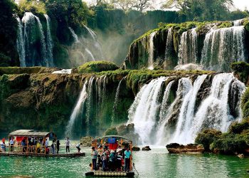 What Local Highlights Should Tourists Pay Attention to in Destination Guides?