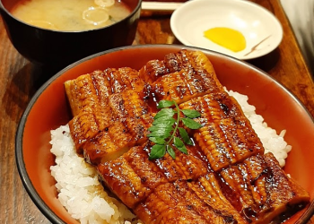 How to Discover Authentic Local Cuisine While Avoiding Tourist Traps in Popular Destinations