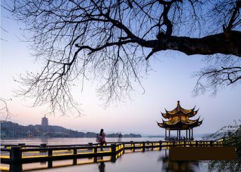 How to Avoid Crowds and Enjoy a More Peaceful Experience in Popular Travel Destinations