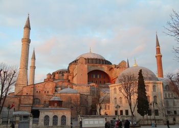 Why Is Istanbul a Must-Visit Destination for Culture and Cuisine Enthusiasts?