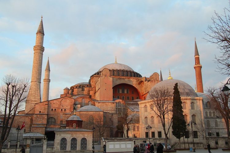 Why Is Istanbul a Must-Visit Destination for Culture and Cuisine Enthusiasts?
