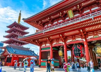 How Do Tokyo’s Skyscrapers and Shrines Offer the Perfect Balance of Old and New?